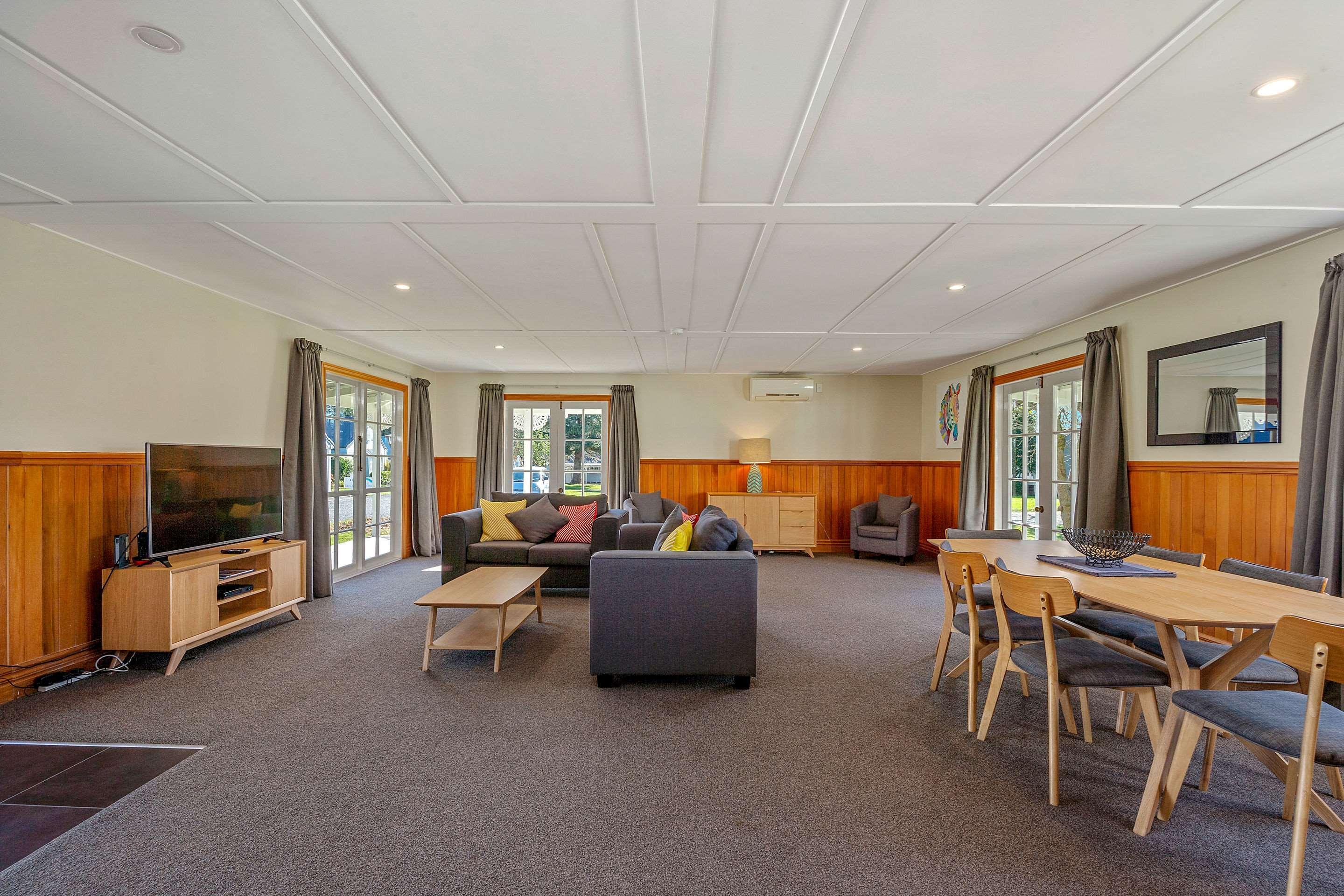 Huka Falls Resort Taupo Exterior photo The common room at the University of Waikato's Melville Hall
