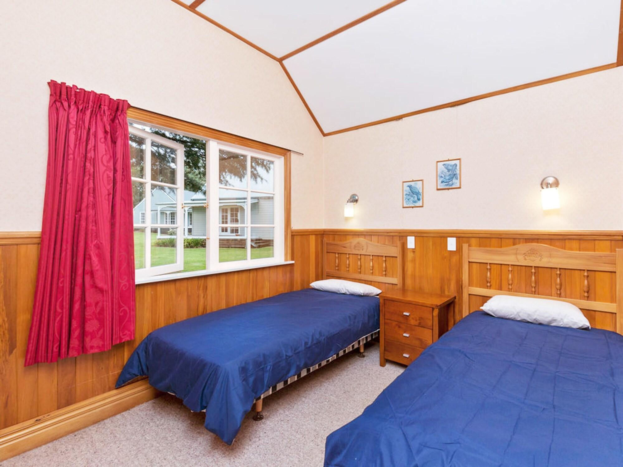 Huka Falls Resort Taupo Exterior photo A typical bedroom at the lodge