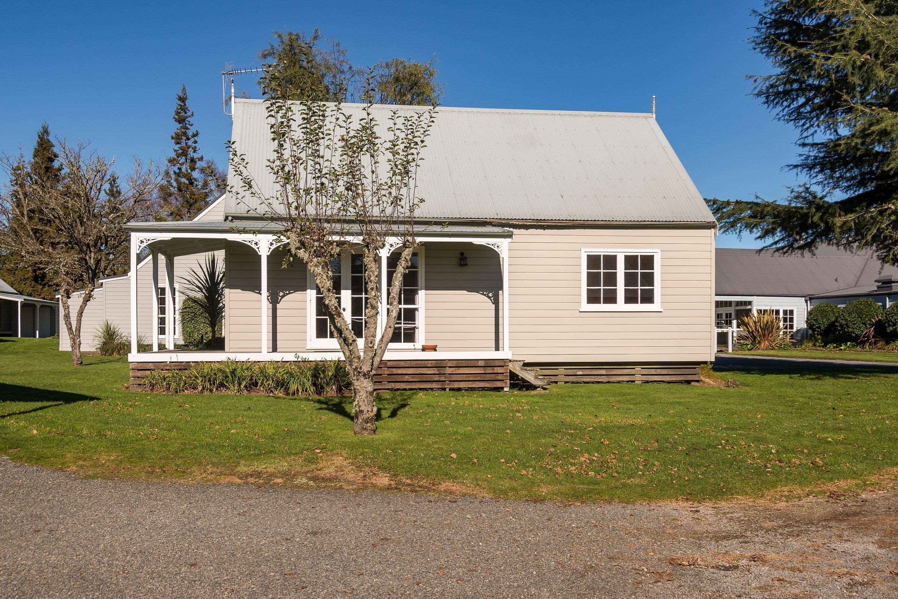 Huka Falls Resort Taupo Exterior photo The former school building, now a private residence