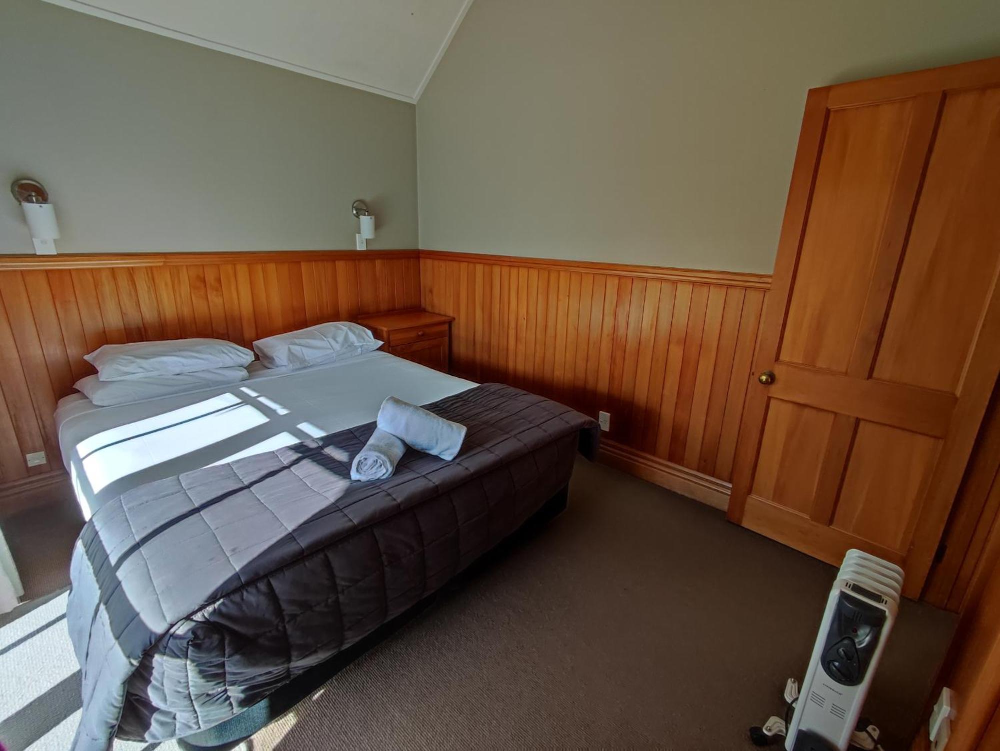 Huka Falls Resort Taupo Exterior photo A bedroom in a motel