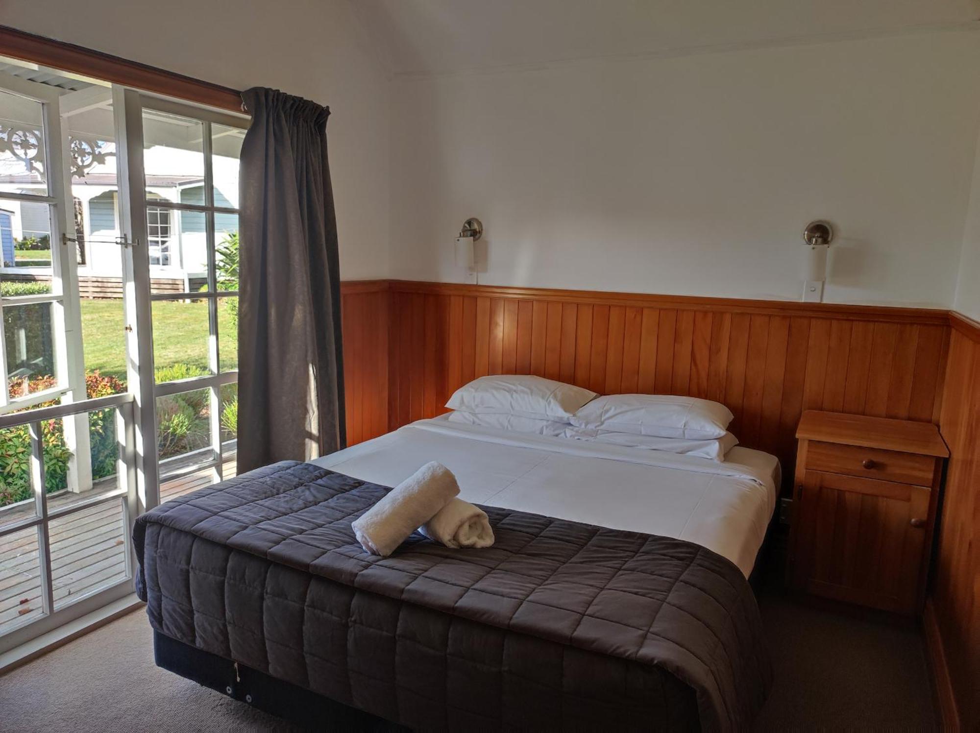 Huka Falls Resort Taupo Exterior photo A bedroom in a motel