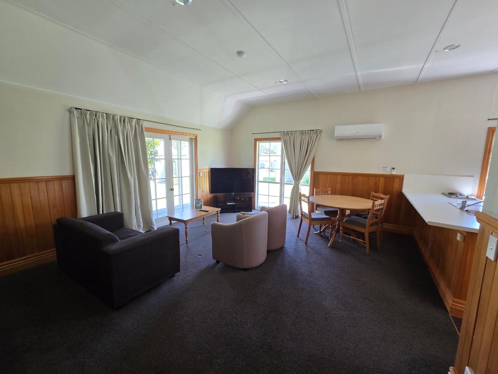Huka Falls Resort Taupo Exterior photo Living room of a two bedroom cottage