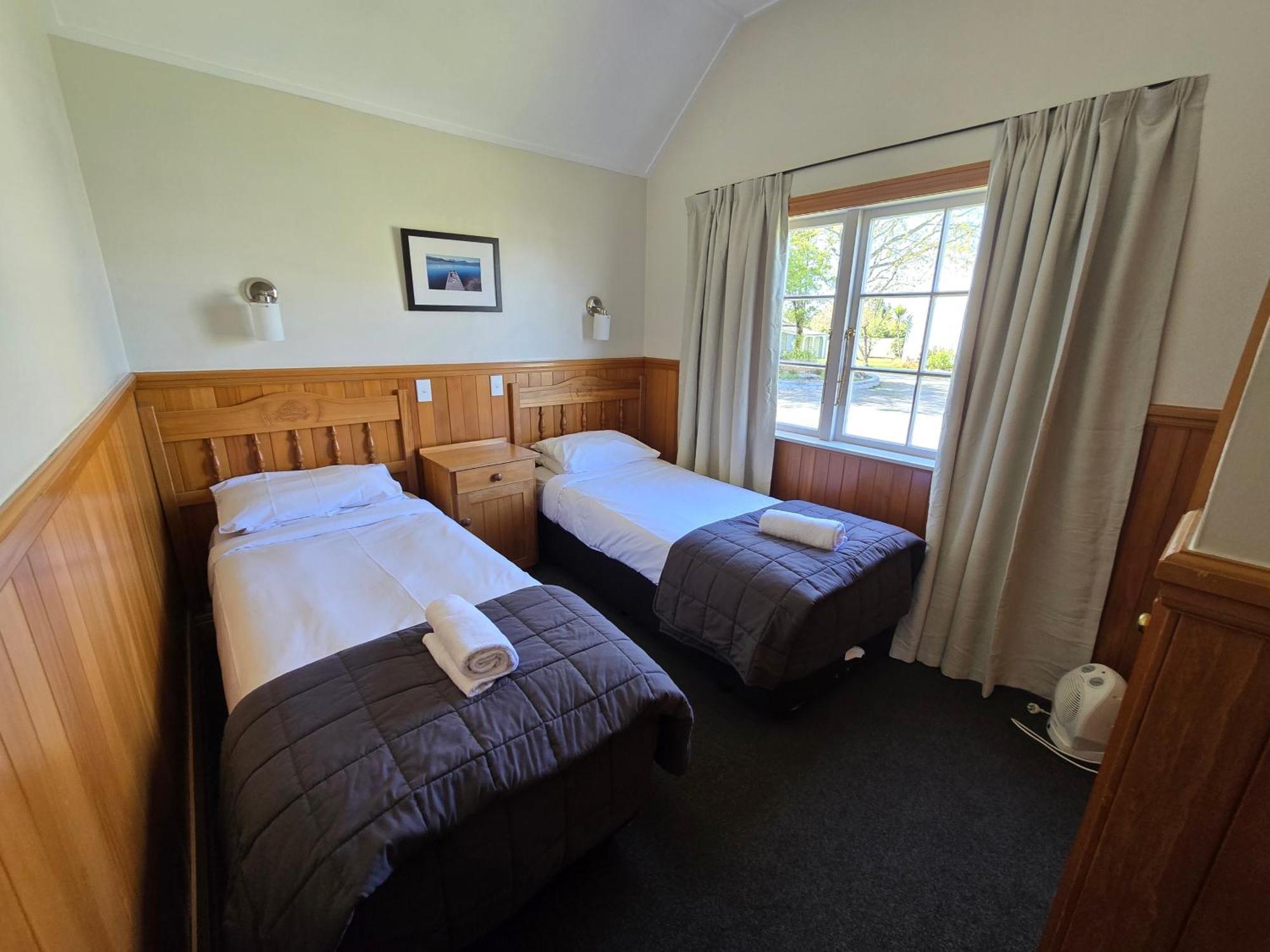 Huka Falls Resort Taupo Exterior photo A typical room at the lodge