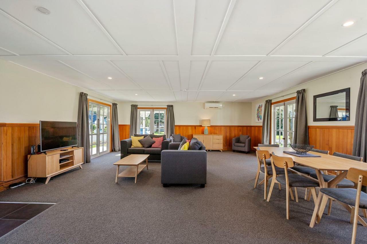 Huka Falls Resort Taupo Exterior photo The common room at the University of Waikato's Melville Hall